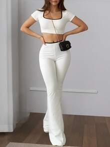 女士时尚白色两件套，包括露脐上衣和喇叭裤，饰有撞色滚边细节 - 白色 - 查看 6