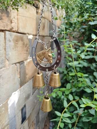 1 st turhästskohänge, smidesjärnsvindklocka med dekorativ kedja, lämplig för vägg-, rums-, trädgårds- och gårdsdekoration, vintage hästskoprydnad, perfekt för väggdekoration i hemmet och som present till högtiderna