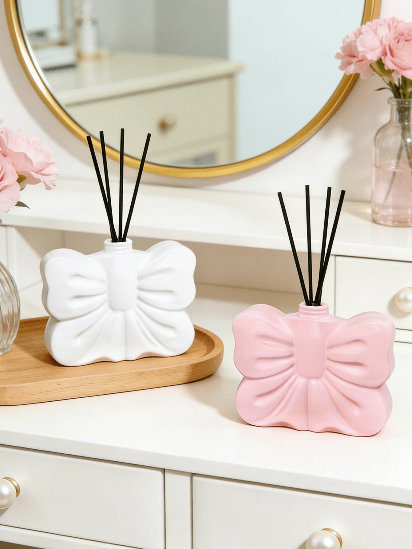 Urocza butelka z dyfuzorem zapachowym w kształcie kokardki (biało-różowa) – wykonana z żywicy. Może służyć również jako butelka dozująca z dyszą. Idealna do toaletek, komód w sypialni i na półki w salonie. Przechowuje olejki zapachowe, dodaje słodkiego, luksusowego charakteru i stanowi popularny, elegancki dodatek do domu, jako stylowy akcent na stole. - Wielokolorowe - Zobacz 1