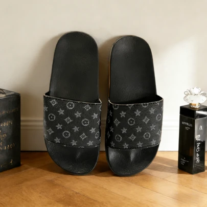 春夏款男士黑色室内拖鞋，时尚印花设计，柔软EVA平底沙滩拖鞋，防滑家居浴室拖鞋，男士沙滩拖鞋，超舒适休闲拖鞋，耐穿男士家居拖鞋，适合日常、休闲和度假穿着