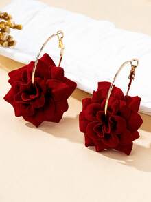 一对优雅艳丽的红色玫瑰耳环，适合作为配饰、婚礼礼物、新娘季情人节饰品。