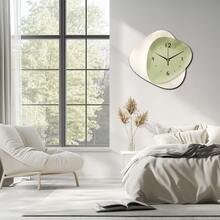 1个大型木质静音现代挂钟，绿白相间表盘，黑色指针，白色背景，尺寸可选11.81-15.75英寸，电池供电（不含电池），适用于走廊、阳台、浴室等场所，是圣诞节、新年、母亲节、父亲节、婚礼、赠送朋友和家居装饰的理想礼物。