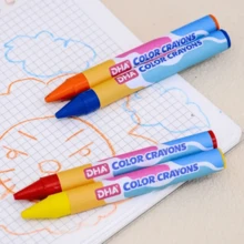 Crayones triangulares de 12 colores, de tamaño mediano, con colores vivos, excelente cobertura y menor propensión a romperse. Ideales para dibujos infantiles, proyectos artísticos en el hogar y la guardería, seguros y no tóxicos, con fácil aplicación del color. Adecuados para garabatear al aire creaciones dibujadas a mano, sirven como herramienta creativa para pintar. - Multicolor - Ver 4