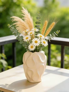 Ce vase en résine vague fait main dans un style nordique présente des lignes lisses et une forme unique, dégageant une touche artistique. Il a un impact visuel saisissant qui peut apporter vitalité et créativité à n'importe quel espace. C'est un article de décoration d'intérieur de style art moderne. - Multicolore - Voir 2