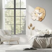 1个木质静音无滴答大号挂钟，米色背景上饰有白色花朵图案，尺寸可选11.81-15.75英寸，电池供电（不含电池），非常适合卧室、客厅、书房、阳台等场所，是圣诞节、新年、母亲节、父亲节、婚礼、送给朋友和家居装饰的绝佳礼物。