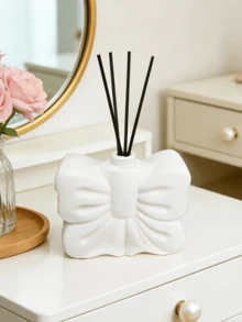 Urocza butelka z dyfuzorem zapachowym w kształcie kokardki (biało-różowa) – wykonana z żywicy. Może służyć również jako butelka dozująca z dyszą. Idealna do toaletek, komód w sypialni i na półki w salonie. Przechowuje olejki zapachowe, dodaje słodkiego, luksusowego charakteru i stanowi popularny, elegancki dodatek do domu, jako stylowy akcent na stole. - Wielokolorowe - Zobacz 4