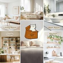 1个不对称木纹静音挂钟，卡通猫咪坐在棕色纸箱上，可选11.81英寸或15.75英寸，电池供电（不含电池），适用于走廊、阳台、浴室，是圣诞节、新年、母亲节、父亲节、朋友聚会、婚礼家居装饰和礼品的理想之选。