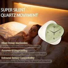 1个大型木质静音现代挂钟，绿白相间表盘，黑色指针，白色背景，尺寸可选11.81-15.75英寸，电池供电（不含电池），适用于走廊、阳台、浴室等场所，是圣诞节、新年、母亲节、父亲节、婚礼、赠送朋友和家居装饰的理想礼物。