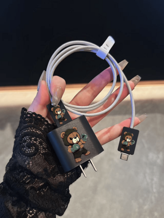 Söt björnmönster med skjutande mönster, kompatibel med 20W Apple Charger, minimalistiskt Apple Charger-skyddsfodral, passar 20W telefon 15/17 Pro Max/16 Pro Max laddningskabelskydd, reptålig, bittålig, lämplig för 13/14 Plus, Halloweenpresent, skyddande fodral kompatibel med 20W/30W snabbladdningsadapter, reptåligt tillbehör, alla hjärtans dag-present