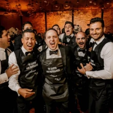 Paquete de 40 Mandiles Divertidos Para Fiesta, tema: Boda. Diseño Impreso en serigrafía. Económicos de Tela No Tejida. Color: Negro - Negro - Ver 3