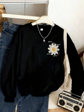 少女服装，送给少女的礼物。印花卫衣。款式多样，时尚百搭，适合日常穿着，打造舒适休闲的造型。是时尚套装和可爱装扮的理想之选。