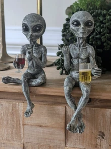 1pc Grey Alien Drinking Resin Collectible Figurine, Holding A Wine Bottle And A Beer – A Space-Themed Decoration Suitable For Living Rooms, Bedrooms, Desks, And Bookshelves. A Unique Gift For Science Fiction Fans, Perfect For Bookshelf Display, With A Distinctive Shape And Exquisite Details.
