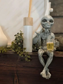 1pc Grey Alien Drinking Resin Collectible Figurine, Holding A Wine Bottle And A Beer – A Space-Themed Decoration Suitable For Living Rooms, Bedrooms, Desks, And Bookshelves. A Unique Gift For Science Fiction Fans, Perfect For Bookshelf Display, With A Distinctive Shape And Exquisite Details.