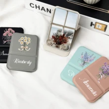 Cermin Saku Bunga yang Dipersonalisasi - Nama & Desain Buket Kustom, Suvenir Pernikahan Sempurna, Hadiah Hari Valentine, Kenang-kenangan Ulang Tahun untuk Pengiring Pengantin, Pacar & Orang Tersayang | Cermin Saku Portabel dengan Teks/Karya Seni yang Disesuaikan untuk Acara Spesial - MultiWarna - View 2