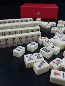 一套传统中国迷你麻将游戏套装，包含144张麻将牌，旅行麻将，互动游戏，派对游戏，节日游戏，创意礼物，旅行游戏，生日派对用品，生日礼物