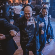 Paquete de 40 Mandiles Divertidos Para Fiesta, tema: Boda. Diseño Impreso en serigrafía. Económicos de Tela No Tejida. Color: Negro - Negro - Ver 4