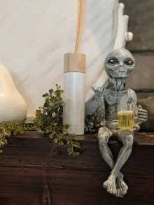 1pc Grey Alien Drinking Resin Collectible Figurine, Holding A Wine Bottle And A Beer – A Space-Themed Decoration Suitable For Living Rooms, Bedrooms, Desks, And Bookshelves. A Unique Gift For Science Fiction Fans, Perfect For Bookshelf Display, With A Distinctive Shape And Exquisite Details.