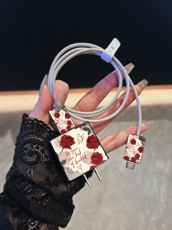 Minimalistiskt laddningskabelskydd med röd ros, kompatibel med 20W Apple Charger, minimalistiskt Apple Charger-skyddsfodral, passar 20W telefon 15//17 Pro Max/16 Pro Max laddningskabelskydd, reptålig, bittålig, lämplig för 13/14 Plus, Halloweenpresent, skyddande fodral kompatibel med 20W/30W snabbladdningsadapter, reptåligt tillbehör, alla hjärtans dag-present