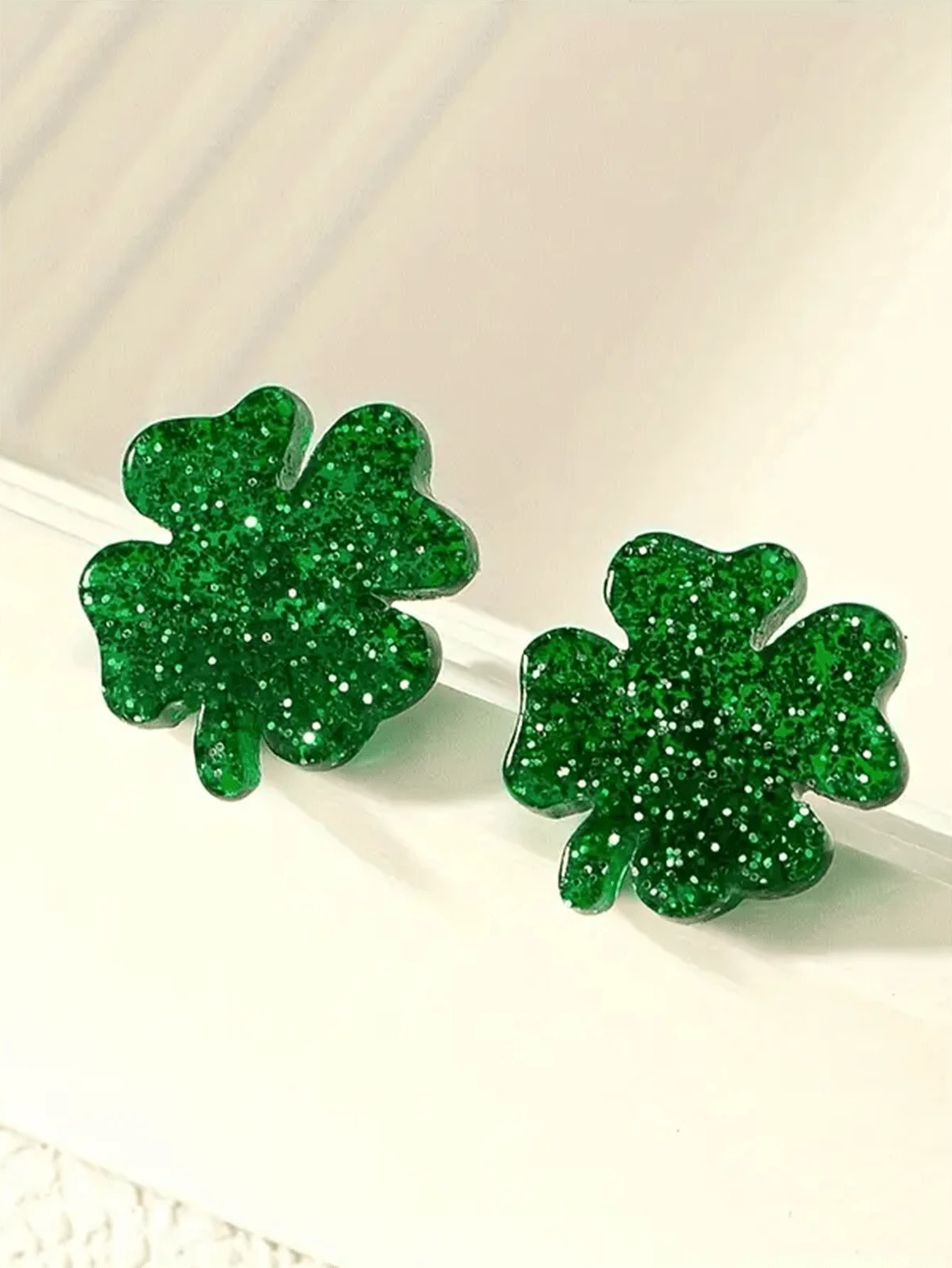 1 Pair Spring/Summer St. Patrick's Day Clover Acrylic Stud Earrings, Shiny Minimalist Earrings For Daily, Party, Beach Vacation - Green - View 1