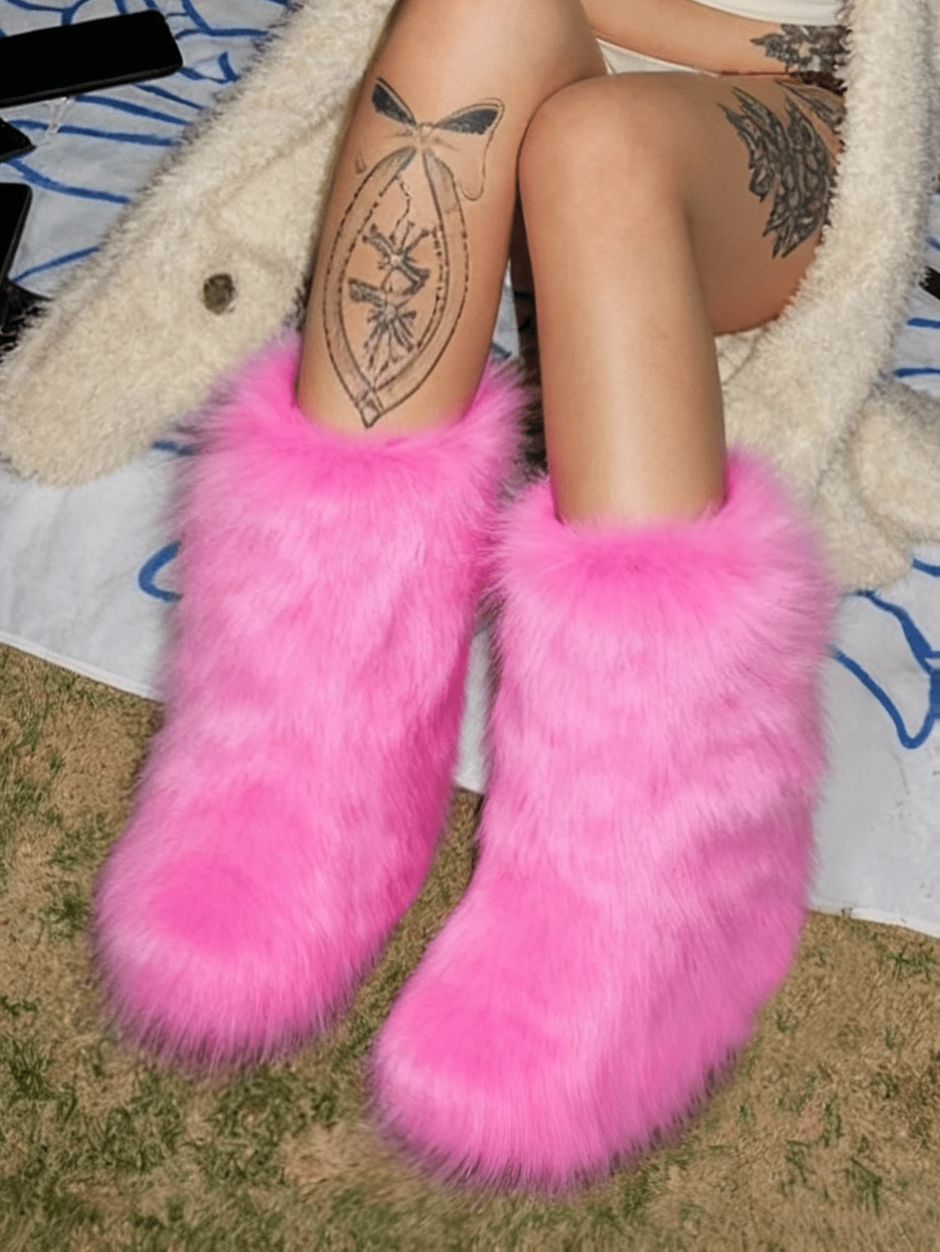 EdgyElongate Women's Winter Christmas Fur Boots Fuzzy Fluffy Round Toe Suede Booties Flat Heel Slip On Furry Snow Boots Fashion Warm Fluffy Shoes - 粉色 - 查看 1