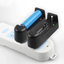 Cargador universal de baterías negro de una sola , compatible con pilas AA/AAA. Cuenta con luces indicadoras LED. Adecuado para uso doméstico, en viajes y en la oficina. - Negro - Ver 1