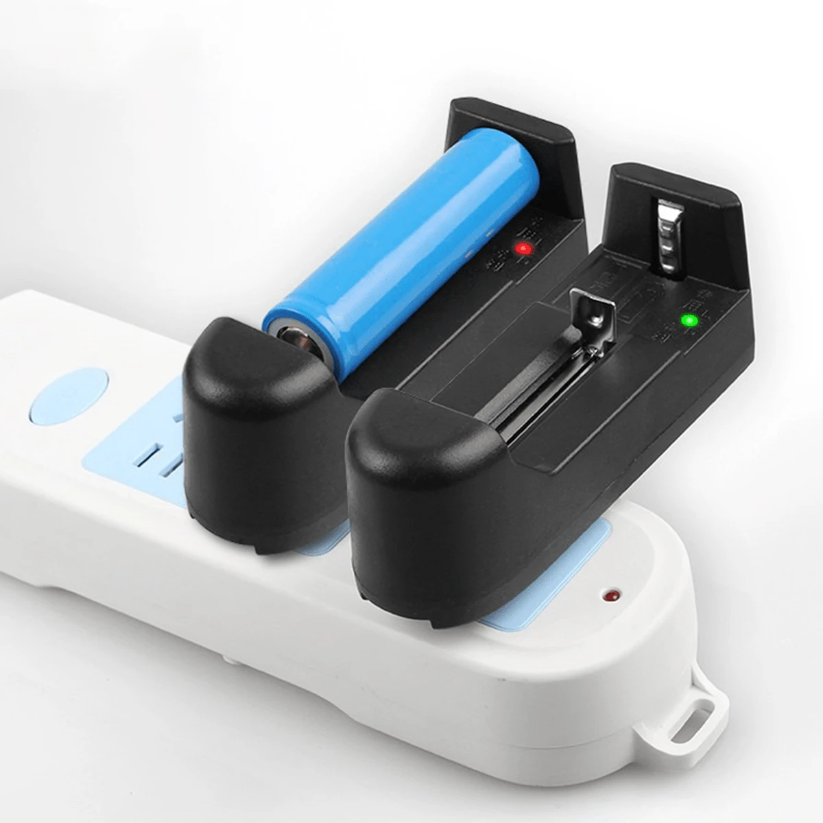 Cargador universal de baterías negro de una sola , compatible con pilas AA/AAA. Cuenta con luces indicadoras LED. Adecuado para uso doméstico, en viajes y en la oficina. - Negro - Ver 1