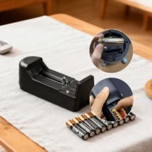 Cargador universal de baterías negro de una sola , compatible con pilas AA/AAA. Cuenta con luces indicadoras LED. Adecuado para uso doméstico, en viajes y en la oficina. - Negro - Ver 8