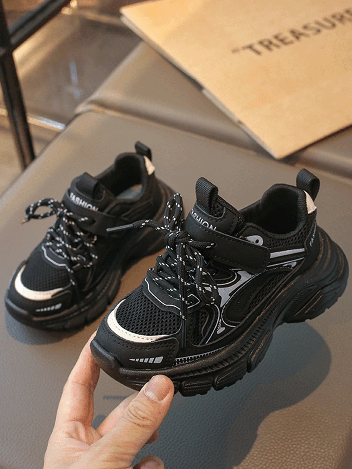 儿童黑色厚底运动鞋，透气网面设计，柔软鞋底，防滑休闲运动鞋 - 黑色 - 查看 1