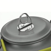 1个便携式露营水壶，采用氧化涂层铝合金材质，耐热橡胶手柄，易倾倒短嘴，适合户外使用