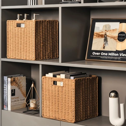 1 hộp đựng đồ hình vuông đan bằng dây giấy thủ công, có thể dùng làm hộp đựng quần áo, giỏ đựng đồ lặt vặt, hộp đựng đồ chơi, hộp đựng đồ trong tủ. Hộp đựng đồ có thể gấp gọn để sắp xếp kệ và trang trí, sử dụng đa năng, không chống thấm nước, có thể đựng quần áo, đồ ăn vặt, đồ chơi và các vật dụng khác.