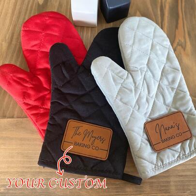 Personalised Christmas Oven Mitt - Customised Kitchen Mittens For Women, Grandma, Mum | Unique Housewarming & Wedding Gift Idea | Funny Baking Gift For Her | Custom Name