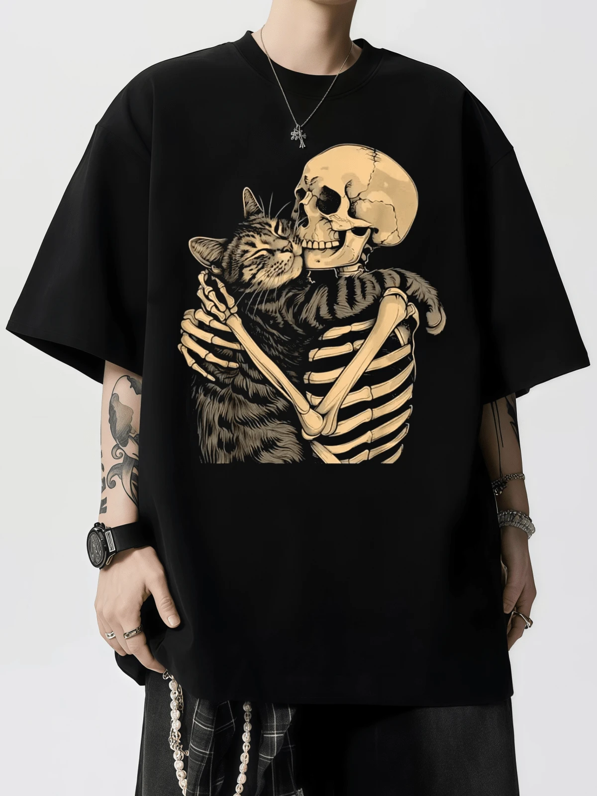Camiseta de Algodón Negro para Hombres con Estampado Gráfico de Gato Esqueleto - Camiseta de Manga Corta Suave y Transpirable, Lavable a Máquina, Confort para Todas las Estaciones, Ropa Casual de Estilo Urbano, Tela Duradera, Tallas S-XXXL, Idea de Regalo Perfecta para Fiestas - Negro - Ver 1