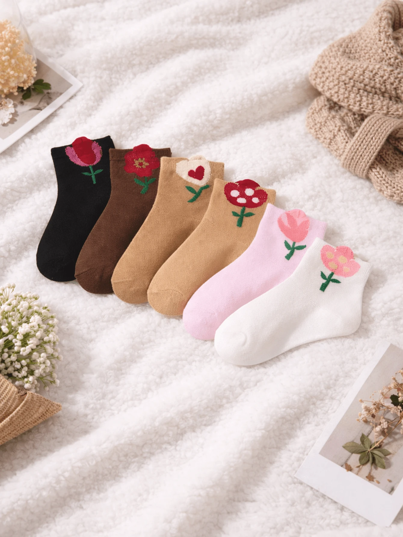 6 Pairs Of Children's Mid-Calf Socks With Small Floral Designs, Featuring Cute Flower Embroidery. Suitable For Kids And Perfect For Both Boys And Girls. The Socks Are Soft, Comfortable, And Breathable, Making Them An Ideal Gift For Boys And Girls In Spring, Summer, Autumn, And Winter.