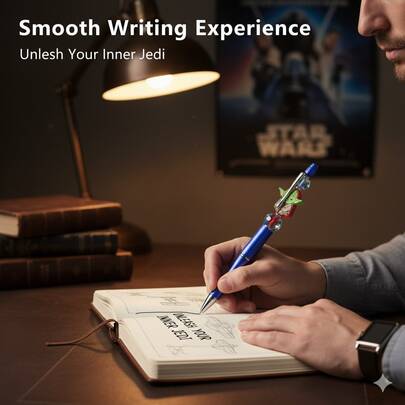 Star Wars 星球大战主题DIY串珠套装，包含笔配件，饰有色彩缤纷的曼达洛人角色。这款DIY笔套装可让您创作出极具创意的笔饰工艺品，是学生或派对礼物的理想之选。（不含笔）套装还包含丘巴卡主题的魔杖形状硅胶珠，带有孔洞，可用于制作珠宝，也适用于装饰笔、钥匙扣和鞋子。这款耐用的手工材料是绝佳的生日礼物。