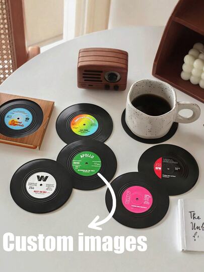 Conjunto de 2 porta-copos personalizados em formato de disco de vinil, com design retrô de CD de rock clássico, antiderrapantes e resistentes ao calor. Ideais para decoração de ambientes. Combinam perfeitamente com o conjunto de 6 porta-copos personalizados em formato de disco de vinil. Perfeitos para xícaras, canecas, cafés, escritórios, cozinhas, restaurantes, aniversários e celebrações de verão e inverno.
