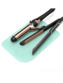 Tấm lót chịu nhiệt cho dụng cụ tạo kiểu tóc, kích thước универсальный phù hợp với máy duỗi và máy uốn tóc, được làm từ chất liệu chịu nhiệt, tiện lợi cho việc cất giữ và mang theo khi đi du lịch. Tấm lót silicon chịu nhiệt này có chức năng cách nhiệt giúp bảo vệ hiệu quả các dụng cụ tạo kiểu tóc của bạn. - Nhiều màu - Xem 12