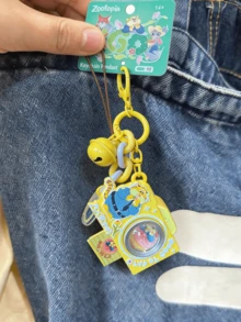 Camera Keychain Clawhauser Style, Accented With Yellow Camera, Comfortable Touch, Vivid And Cute Patterns, Exuding Playful Cuteness And Lively Vibes, Perfect For Keys, Bags, Desk, Decor To Accessorize Your Items With Fun,Colorslect, Studentsift, 超越 Gover - 豹警官 - 查看 3