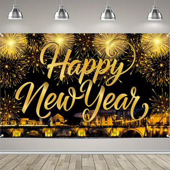 Elegante pancarta de Año Nuevo dorada y negra con fuegos artificiales y letras cursivas - Gran decoración de fiesta con letras cursivas, purpurina dorada y fondo oscuro brillante - Colgante de pared duradero, adecuado para fiestas de Año Nuevo, bodas, cumpleaños, aniversarios - Reutilizable y lavable - Fácil de planchar para quitar arrugas - Uso en interiores - Decoración para fiesta de Nochevieja