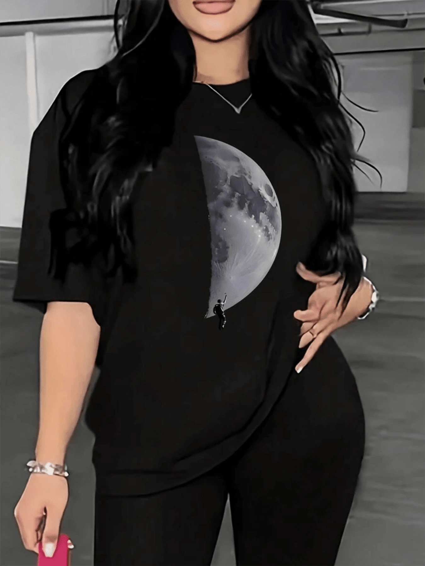 Camiseta de manga corta holgada y cómoda con estampado de luna para mujer, versátil y de moda, adecuada para uso casual diario y de calle, color negro