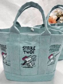 牛仔布手提包 - 棒球主题，牛仔布手提包 - 采用棒球图案，经久耐用且时尚，适合日常使用，内部空间宽敞，带有刺绣细节，是女士和女孩休闲装扮的完美配饰，非常适合购物、上学和休闲活动。 - 打棒球 - 查看 3