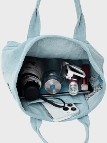 牛仔布手提包 - 棒球主题，牛仔布手提包 - 采用棒球图案，经久耐用且时尚，适合日常使用，内部空间宽敞，带有刺绣细节，是女士和女孩休闲装扮的完美配饰，非常适合购物、上学和休闲活动。 - 打棒球 - 查看 7