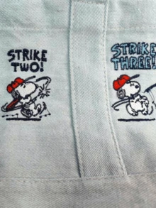 牛仔布手提包 - 棒球主题，牛仔布手提包 - 采用棒球图案，经久耐用且时尚，适合日常使用，内部空间宽敞，带有刺绣细节，是女士和女孩休闲装扮的完美配饰，非常适合购物、上学和休闲活动。 - 打棒球 - 查看 6