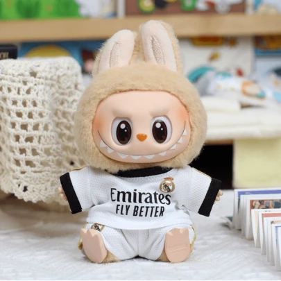 Bộ trang phục bóng đá búp bê Emirates, Áo lưới ngắn tay và quần short màu trắng, viền đen, logo đội chính thức, đồng phục bóng đá thu nhỏ, tương thích với các loại búp bê nhồi bông khác, đồ sưu tầm dễ thương dành cho người hâm mộ bóng đá, phụ kiện trưng bày búp bê, vải mềm thoáng khí, đường may chắc chắn, quà tặng sưu tầm cho bé trai/bé gái/thanh thiếu niên, món quà Giáng sinh/sinh nhật hoàn hảo cho những người đam mê thể thao.