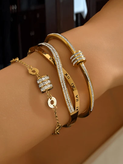 3件套18K镀金奢华不锈钢手链套装，包含一条镶钻十字罗马数字手链和一条精致罗马数字手链，可叠戴，复古优雅，适合女性日常佩戴、馈赠亲友及参加派对，是时尚的圣诞礼物之选。也适合日常佩戴、参加派对、节日、生日、婚礼、情人节以及作为母亲节礼物送给妈妈。