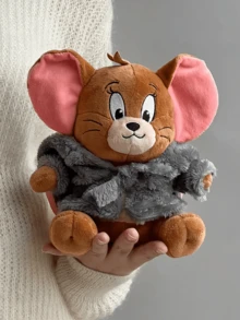 杰瑞老鼠毛绒玩偶，身穿连帽衫，柔软舒适，造型可爱，做工精细。这款轻巧舒适的玩偶适合摆放在书桌、房间、书架上，也可以挂在背包或手提包上。它是日常生活、缓解压力、收藏和装饰的理想伴侣，也是送给朋友、情侣、生日、节日和特殊场合的贴心礼物。 - 鼠 - 查看 9