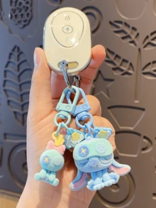 Blue Flocked Door Hook Mini Metal Hanging Accessory, Soft Touch Flocked Texture with Cute Design, Bright Blue Colorway and Chef-Style Detail, Gold-Tone Mini Charm with Door-Clasp Hook, Decorative Hanging Accessory for Bag, Backpack, Keys or Door Handle, Playful toa Access. Styling, Ideal Gift for Birthdays, Holidays, Valentine’s Day & Sweet Moments - 植絨門扣史迪仔小金 - 查看 5