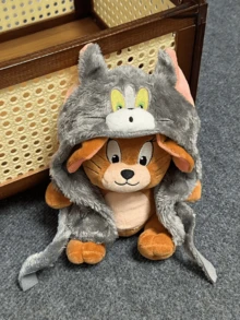 杰瑞老鼠毛绒玩偶，身穿连帽衫，柔软舒适，造型可爱，做工精细。这款轻巧舒适的玩偶适合摆放在书桌、房间、书架上，也可以挂在背包或手提包上。它是日常生活、缓解压力、收藏和装饰的理想伴侣，也是送给朋友、情侣、生日、节日和特殊场合的贴心礼物。 - 鼠 - 查看 5
