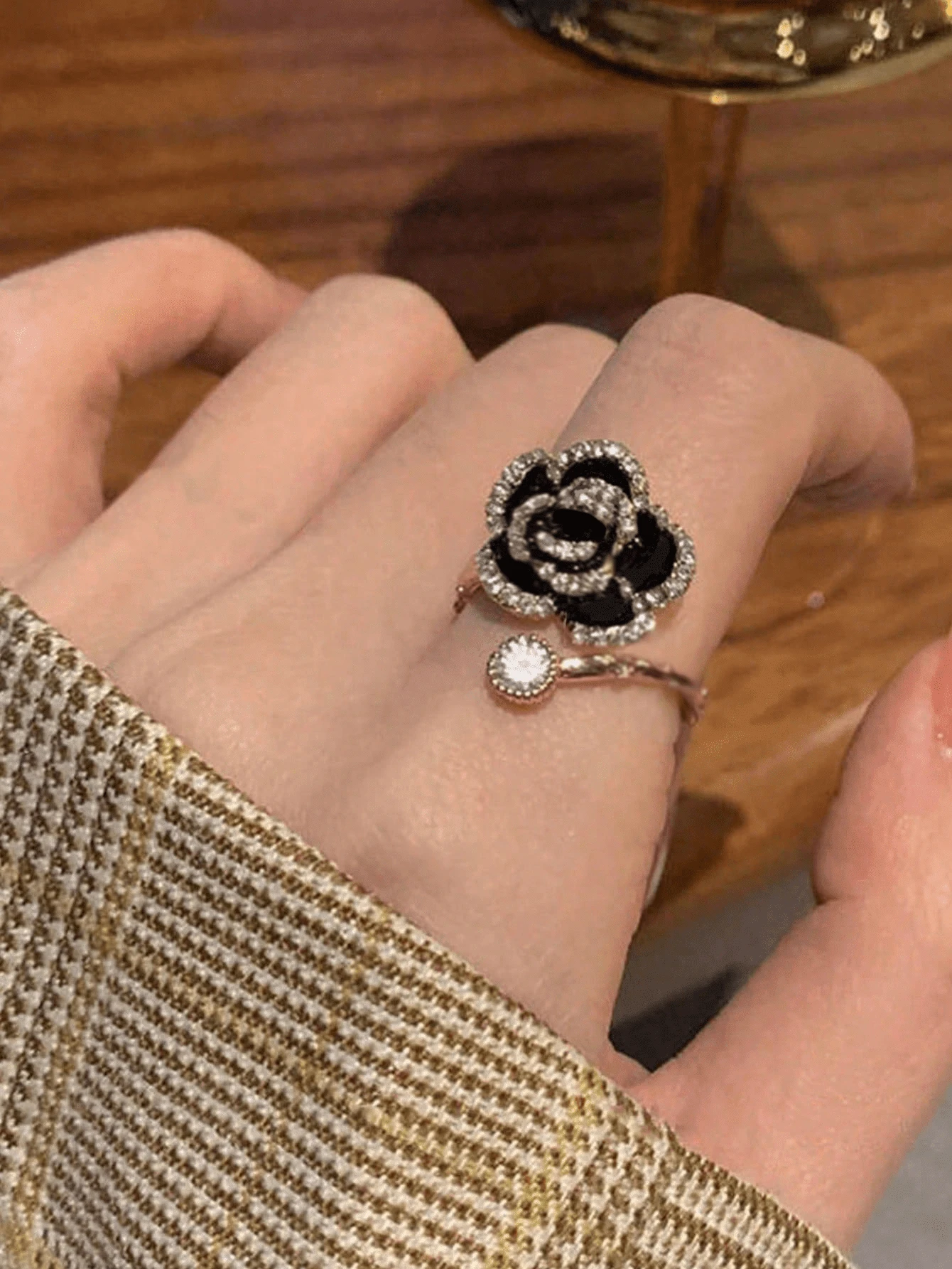 1 件法式山茶花黑色女士戒指，奢华高端设计 - 金色 - 查看 1