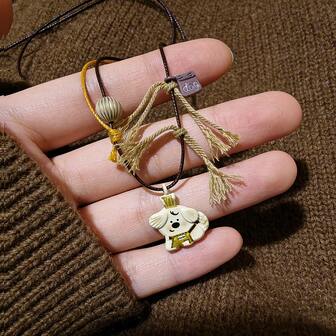 Collier pendentif de barista en céramique mignon fait main en forme de chiot, chaîne en corde tressée avec perles de style dessin animé, bijou créatif et charmant