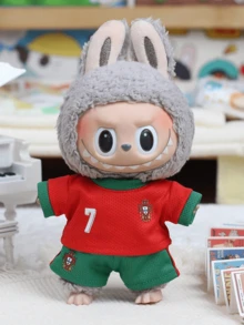 7 Football Jersey Outfit - Red & Green Striped Mini Kit with Shorts for Doll, Sports Wear with Official Number & Logo, Cute Anime Plush Toy Fashion for Display, Kawaii Soccer Fan Gift for Teens Boys Girls Collector,Suitable as a Christmas gift - 紅色 - 查看 5